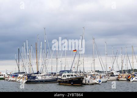 Stralsund, Deutschland, 31. Juli 2019: Yachten und Segelboote vertäuten am Pier des Hafens. Die Altstadt von Stralsund gehört zum UNESCO-Weltkulturerbe Euro Stockfoto