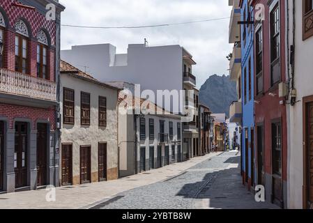 Santa Cruz de La Palma, Spanien, 13. August 2021: Einkaufsstraße mit Geschäften und Restaurants in der Altstadt, Europa Stockfoto