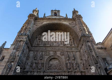 Salamanca, Spanien, 15. Januar 2022: Fassade des Klosters San Esteban in Salamanca, Europa Stockfoto