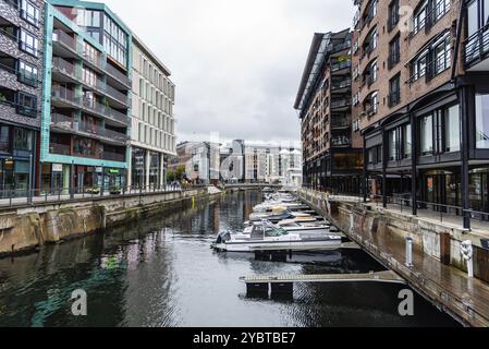 Oslo, Norwegen, 10. August 2019: Neue Wohngebäude in der Gegend von Aker Brygge ein verregneter Sommertag. Es ist ein beliebtes Viertel zum Einkaufen, Essen und Essen Stockfoto