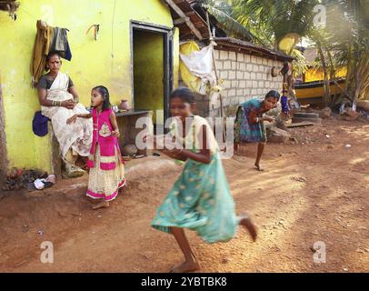 Kumta Region, Indien 02/14/2019 Schwestern spielen miteinander und werfen Stoffkugeln Stockfoto