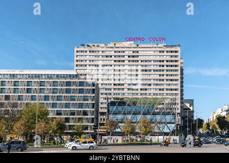 Madrid, Spanien, 22. November 2020: Autos mit orangefarbenen Bannern und Ballonen in der Castellana Avenue während der Demonstration gegen das Celaa-Bildungsgesetz, EUR Stockfoto