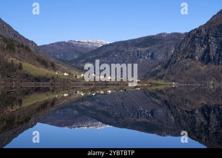 Reflexion im See Granvinvatnet in der Nähe des Norwegischen Dorf Eidfjord Stockfoto