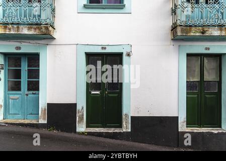 Angra do Heroismo, Portugal, 1. Juli 2022: Traditionelle Kolonialhäuser in lebhaften Farben in der Altstadt. Terceira Island, Azoren, Europa Stockfoto