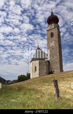 Die St. Nikolaus Kirche in Mittelberg in der Gemeinde Ritten in Südtirol Stockfoto