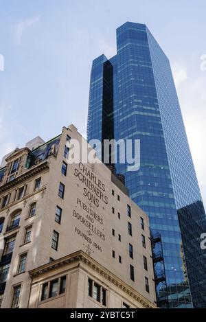 New York City, USA, 26. Juni 2018: Blick auf das Gebäude des amerikanischen Verlegers Charles Scribner Sons gegen Wolkenkratzer in Manhattan, Nordamerika Stockfoto