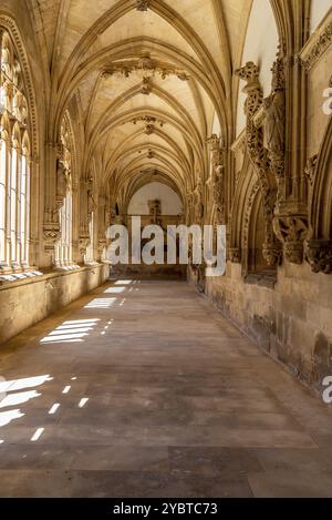 Ona, Spanien, 5. August 2020: Benediktinerkloster San Salvador de Ona in Burgos. Gotischer Kreuzgang, Europa Stockfoto