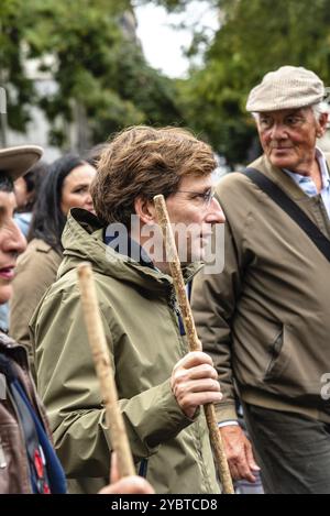 Madrid, Spanien, 23. Oktober 2022: Der Bürgermeister von Madrid, Jose Luis Martinez Almeida, spaziert mit den Bauern während des Wanderfestes entlang der Stockfoto