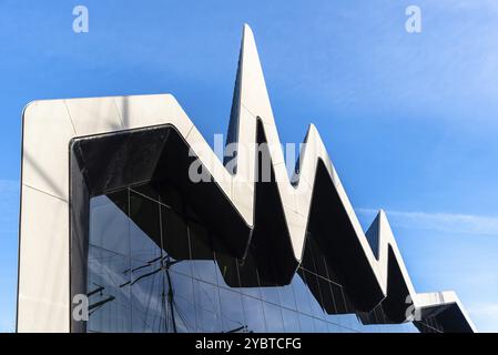 Glasgow, Großbritannien, 6. Dezember 2023: Riverside Museum von Zaha Hadid Architect im Yorkhill-Viertel von Glasgow, Schottland. Verkehrsmuseum Stockfoto