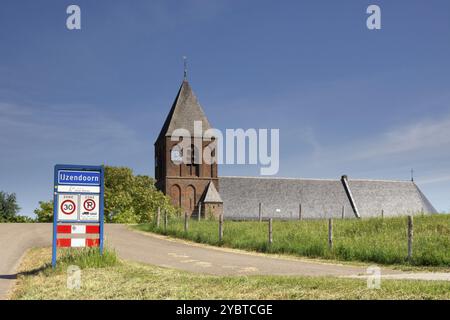 Blick auf die Kirche vom holländischen Dorf IJzendoorn aus gesehen hinter dem Deich vom Fluss Waal Stockfoto