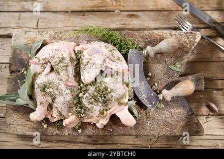 Zubereitung eines ganzen Hähnchens mit mediterranen Kräutern Stockfoto