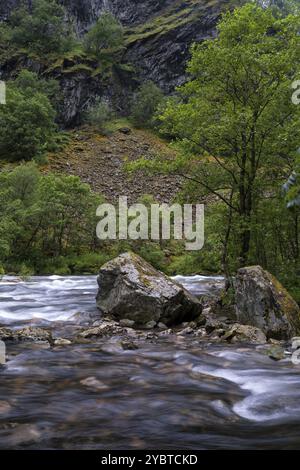 Großer Felsen im Fluss Stalheimelvi in der Nähe des norwegischen Dorfes Stalheim die Gemeinde Voss im Kreis Hordaland Stockfoto