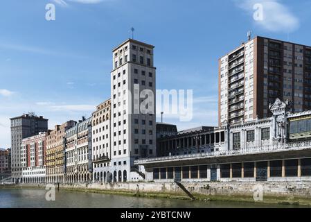 Traditionelle Wohngebäude und Wolkenkratzer von Bailen am Flussufer des Flusses Nervion in der Altstadt von Bilbao Stockfoto