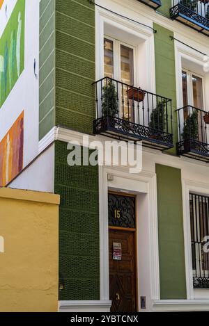 Madrid, Spanien, 10. Oktober 2020: Mehrfarbig renovierte Fassade eines alten Wohnhauses im traditionellen Stadtteil Lavapies. Multikultur Stockfoto