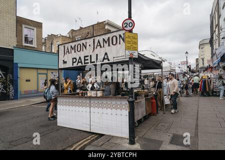 London, UK, 26. August 2023: Spanischer Paella Food Stand auf dem Portobello Road Market in Notting Hill Stockfoto