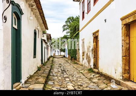 Alte Straße mit historischen Häusern im Kolonialstil und Kopfsteinpflaster in der berühmten Stadt Paraty im Bundesstaat Rio de Janeiro Stockfoto