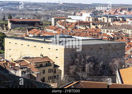 Luftpanorama von oben auf das historische Zentrum der mittelalterlichen Stadt Salamanca mit alten Gebäuden und typischen Terrakotta-Ziegeldächern. Kastilien und Leon Stockfoto