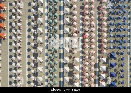 Luftaufnahme des ausgestatteten Strandes von Lido di Camaiore Toskana am späten Nachmittag fotografiert Stockfoto