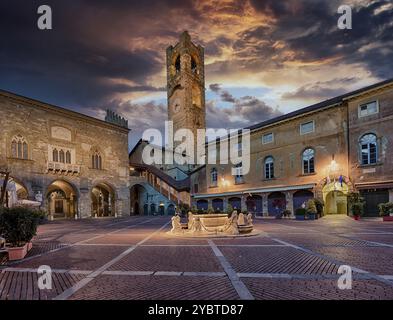 Piazza Vecchia in Bergamo, Italien, mit Contarini-Brunnen, Palazzo della Ragione, Palazzo del Podesta und Campanone-Turm, Europa Stockfoto