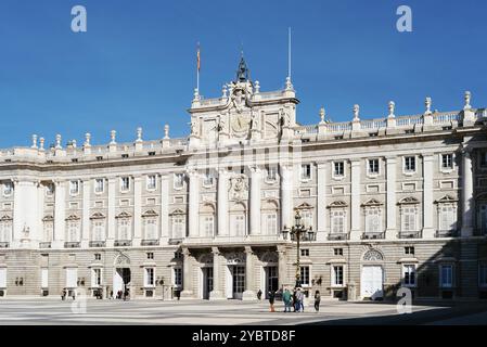 Madrid, Spanien, 18. Oktober 2020: Königspalast in Madrid an einem wunderschönen blauen Himmel, Europa Stockfoto