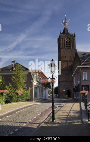 Ansicht der Grote Kerk aus der Voorstraat in der historischen Innenstadt von Vianen. Stockfoto