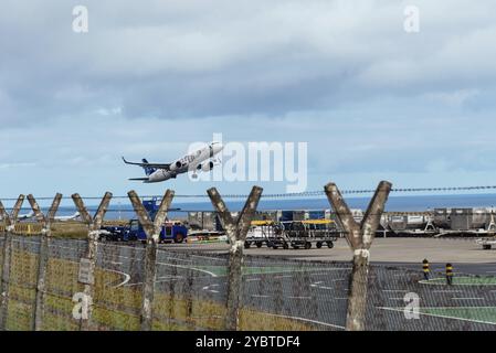 Ponta Delgada, Portugal, 9. Juli 2022: Azores Airlines Airbus A321-253NX, ruhiger Abflug vom Flughafen. Airbus A321 mit dem ruhigen Thema Fliegen Stockfoto