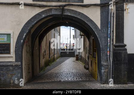 Ponta Delgada, Portugal, 9. Juli 2023: Torbogen in der Altstadt. Sao Miguel Island, Azoren, Europa Stockfoto