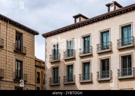 Alte traditionelle Wohngebäude im Zentrum von Madrid. Farbenfrohe Fassaden Vor Wolkendem Himmel Stockfoto