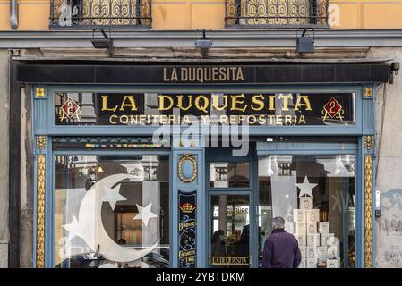 Madrid, Spanien, 22. November 2020: La duquesita Schaufenster. Es ist eine traditionelle Konditorei im Zentrum von Madrid, Europa Stockfoto