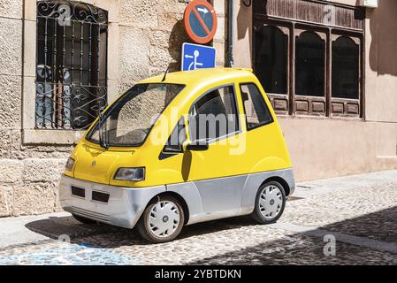 Lerma, Spanien, 16. April 2019: Kleines gelbes Elektroauto parkt auf der Straße, Europa Stockfoto