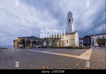 Hafen von Lazise am Gardasee, mit der Kirche San Nicolo, Lazise, Provinz Verona, Norditalien Stockfoto