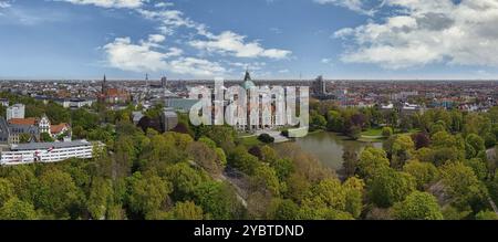 Blick aus der Vogelperspektive auf das historische neue Rathaus von Hannover und das Stadtzentrum im Hintergrund, Deutschland, Europa Stockfoto