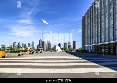 New York City, USA, 21. Juni 2018: Eintritt in das Hauptquartier der Vereinten Nationen in New York City einschließlich der Generalversammlung, Blick vor blauem Himmel, Nord A Stockfoto