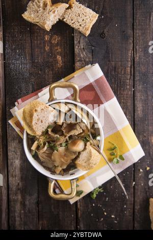 Präsentation Markup von Pilzsuppe in Pioppini auf schwarzem Tisch Stockfoto