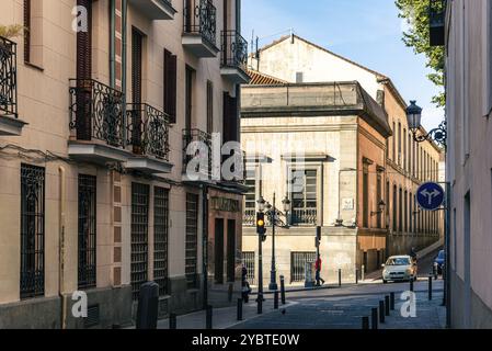 Madrid, Spanien, 8. Mai 2021: Straße im Viertel Las Letras im Zentrum von Madrid. Enge Straße in der Nähe von Atocha, Europa Stockfoto