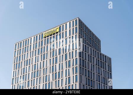 Rotterdam, Niederlande, 8. Mai 2022: Bürogebäude der Stedin Corporation vor blauem Himmel. Moderne Architektur. Teleobjektiv-Ansicht Stockfoto