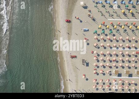 Luftaufnahme des ausgestatteten Strandes von Lido di Camaiore Toskana am späten Nachmittag fotografiert Stockfoto