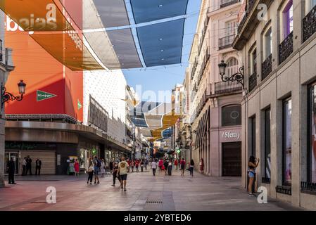 Madrid, Spanien, 15. August 2020: Blick auf die Straße Preciados mit Sonnenschirmen im Sommer. Es ist eine der wichtigsten Einkaufsstraßen der Stadt, Europa Stockfoto