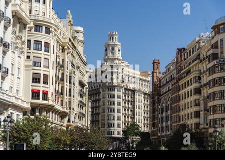 Valencia, Spanien, 29. Juli 2023: Wohngebäude auf dem Platz des Rathauses im Zentrum der Stadt. Blick vor blauem Himmel, Europa Stockfoto