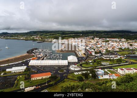 Panoramablick auf Praia da Vitoria ein sonniger Sommertag vom Aussichtspunkt von Facho. Terceira Island. Azoren, Portugal, Europa Stockfoto