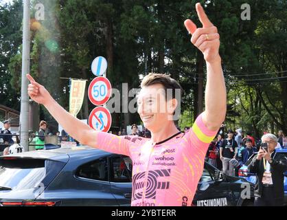 Utsunomiya, Japan. Oktober 2024. Der US-amerikanische Neilson Powless von EF Education-Easypost hebt seine Arme in die Luft, um am Sonntag, den 20. Oktober 2024, den Japan Cup Cycle Road Race in Utsunomiya in Tochigi, 100 km nördlich von Tokio, zu feiern. Neilson Powless gewann das Rennen. (Foto: Yoshio Tsunoda/AFLO) Stockfoto