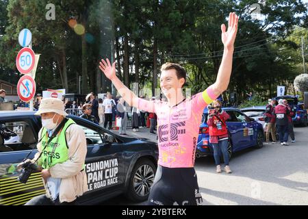 Utsunomiya, Japan. Oktober 2024. Der US-amerikanische Neilson Powless von EF Education-Easypost wirft seine Arme in die Luft, um am Sonntag, den 20. Oktober 2024, den Japan Cup Cycle Road Race in Utsunomiya in Tochigi, 100 km nördlich von Tokio, zu feiern. Neilson Powless gewann das Rennen. (Foto: Yoshio Tsunoda/AFLO) Stockfoto