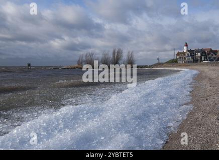 Treibeis am Strand von der ehemaligen Insel- und Fischerdorf Urk in den Niederlanden Stockfoto