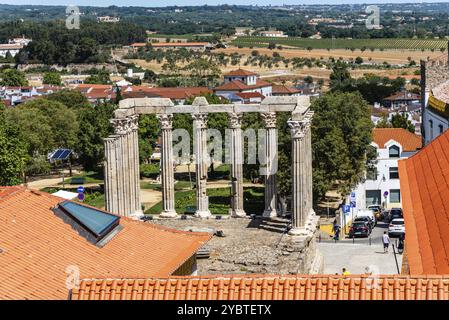 Evora, Portugal, 30. Juni 2022: Römischer Tempel der Diana in Evora. Alentejo, Portugal. Säulen mit korinthischen Hauptstädten, Europa Stockfoto