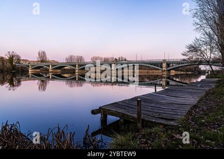 Pier und Enrique Estevan Iron Bridge bei Sonnenuntergang auf dem Tormes River in Salamanca, Castilla Leon, Spanien. Auch als neue Brücke bezeichnet Stockfoto