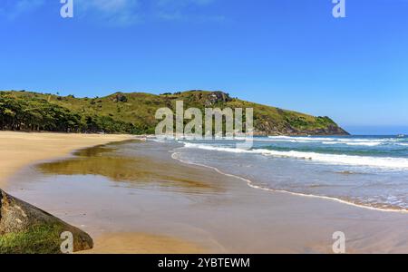 Bild von Bonete Strand auf der Insel Ilhabela mit den Hügeln und Wäldern um ihn herum Stockfoto