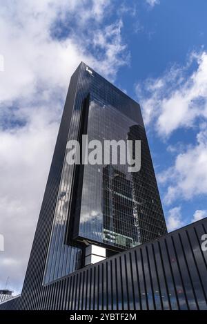 Madrid, Spanien, 5. Dezember 2021: IE University Campus Wolkenkratzer in Cuatro Torres Business Area. Private Business School. Caleido Tower. Wolkenkratzer A Stockfoto