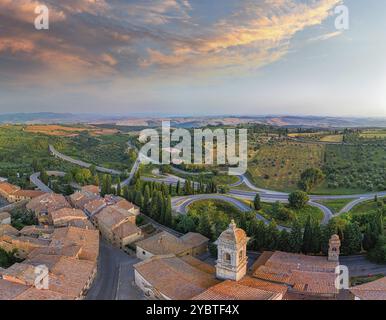 Blick aus der Vogelperspektive auf das Orcia-Tal in der Toskana mit dem wunderschönen Dorf San Quirico Stockfoto