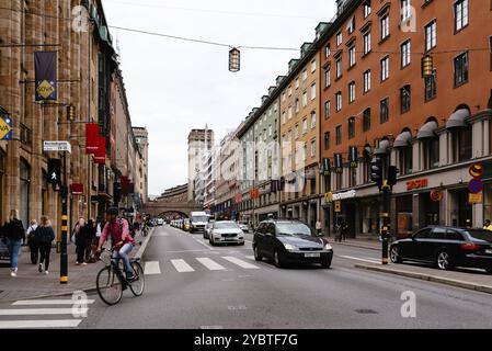 Stockholm, Schweden, 8. August 2019: Straßenszene im Stadtzentrum mit Ziklisten und Autos. Norrlandsgatan Street, Europa Stockfoto