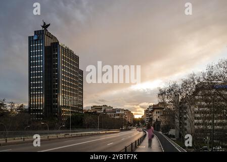 Madrid, Spanien, 8. März 2020: Stadtbild von Madrid bei Sonnenuntergang. Juan Bravo Brücke über die Castellana Avenue, Europa Stockfoto